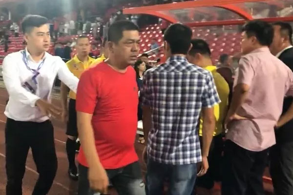 Cấm CĐV phun nước bọt vào người trọng tài không được vào sân trong 3 năm-1