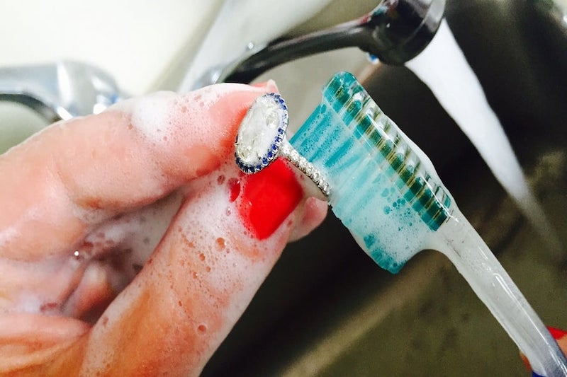 Đừng vội vứt những chiếc bàn chải đánh răng cũ, nó còn có rất nhiều công dụng khác như thế này-8