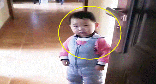 Cai sữa mãi không được, mẹ gửi con sang nhà bà ngoại, 7 ngày sau gặp lại phản ứng của em bé khiến mẹ ôm mặt khóc nức nở-1