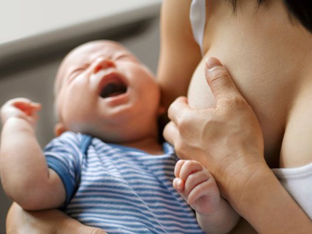 Cai sữa mãi không được, mẹ gửi con sang nhà bà ngoại, 7 ngày sau gặp lại phản ứng của em bé khiến mẹ ôm mặt khóc nức nở-3