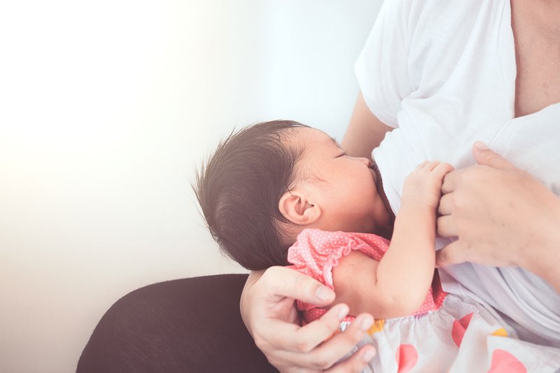 Cai sữa mãi không được, mẹ gửi con sang nhà bà ngoại, 7 ngày sau gặp lại phản ứng của em bé khiến mẹ ôm mặt khóc nức nở-5