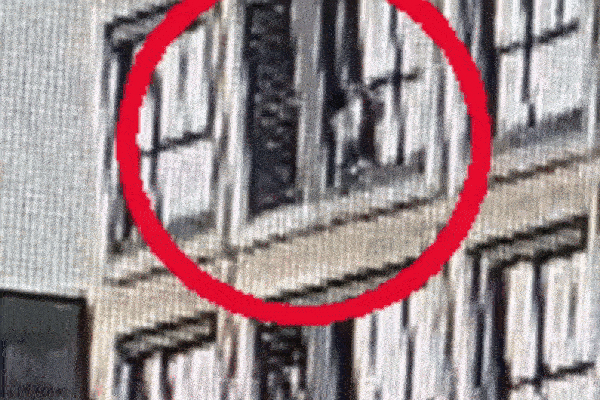 Bé gái 2 tuổi thoát khỏi tử thần khi rơi từ cửa sổ tầng 5 xuống