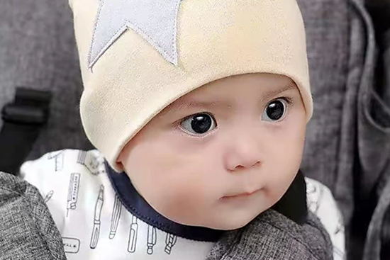 Em bé 4 tháng tuổi đột nhiên mở miệng nói chuyện, phát âm rõ ràng khiến cả gia đình phát hoảng