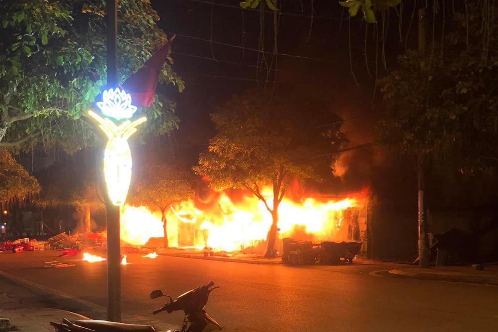 Cháy dữ dội trong đêm, người dân vác ống nước giúp lực lượng chữa cháy-1