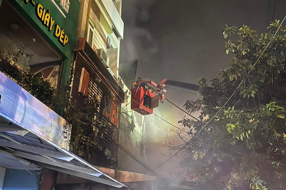 Cháy dữ dội trong đêm, người dân vác ống nước giúp lực lượng chữa cháy-3