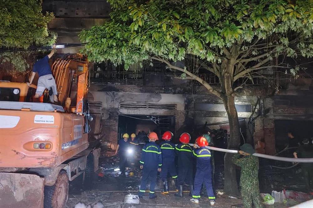 Cháy dữ dội trong đêm, người dân vác ống nước giúp lực lượng chữa cháy-4