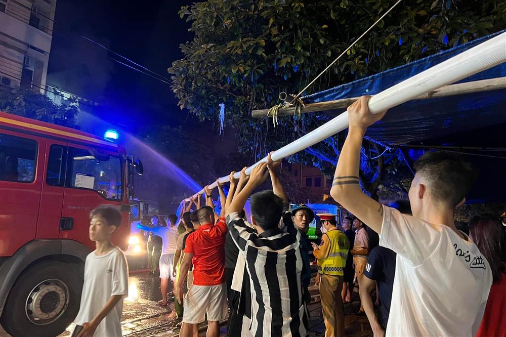 Cháy dữ dội trong đêm, người dân vác ống nước giúp lực lượng chữa cháy-6