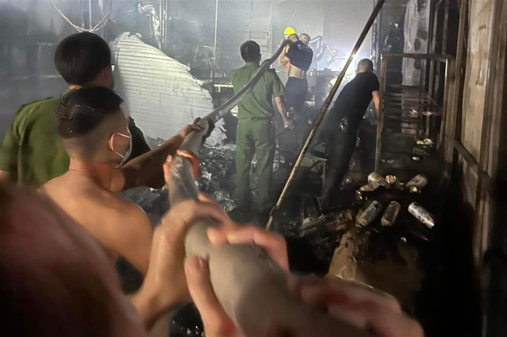 Cháy dữ dội trong đêm, người dân vác ống nước giúp lực lượng chữa cháy-9