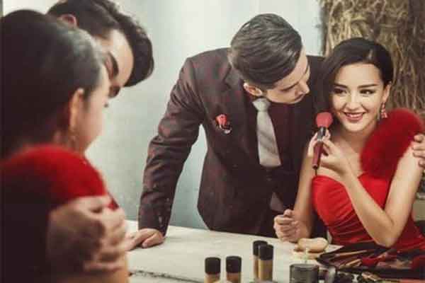 Dẫn bố mẹ đi ăn nhà hàng, nghe mẹ nói một câu mà tim tôi đau nhói-1