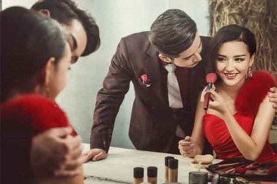 Giám đốc chết lặng vì biết mình chính là 'cầu nối' để cô vợ xinh đi ngoại tình