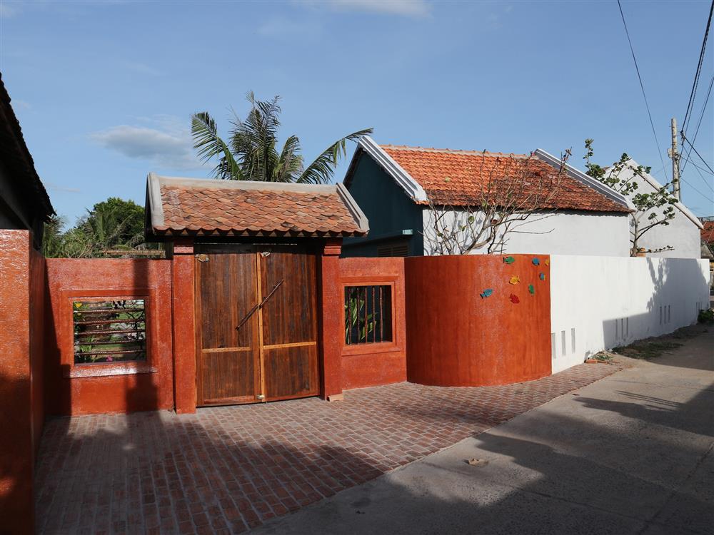 Cặp vợ chồng rời phố về làng chài ven biển Phú Yên, chi 1 tỷ đồng cải tạo ngôi nhà cổ: Dùng đất nung làm bồn rửa mặt, hô biến lớp ngói cổ thành bồn tắm-1