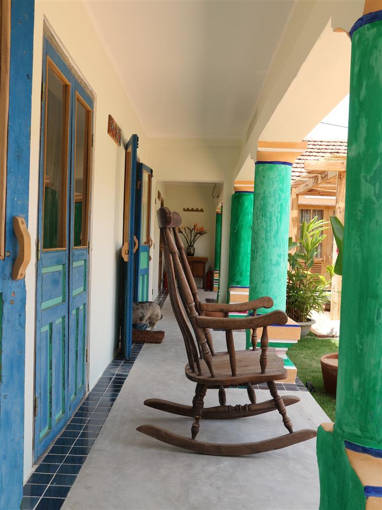 Cặp vợ chồng rời phố về làng chài ven biển Phú Yên, chi 1 tỷ đồng cải tạo ngôi nhà cổ: Dùng đất nung làm bồn rửa mặt, hô biến lớp ngói cổ thành bồn tắm-3