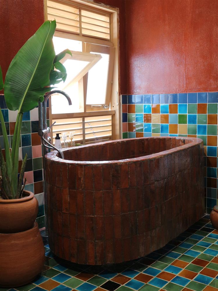 Cặp vợ chồng rời phố về làng chài ven biển Phú Yên, chi 1 tỷ đồng cải tạo ngôi nhà cổ: Dùng đất nung làm bồn rửa mặt, hô biến lớp ngói cổ thành bồn tắm-6