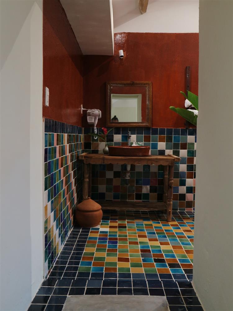 Cặp vợ chồng rời phố về làng chài ven biển Phú Yên, chi 1 tỷ đồng cải tạo ngôi nhà cổ: Dùng đất nung làm bồn rửa mặt, hô biến lớp ngói cổ thành bồn tắm-7