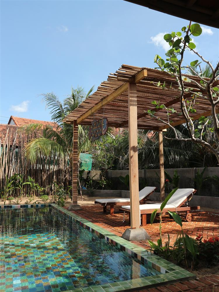 Cặp vợ chồng rời phố về làng chài ven biển Phú Yên, chi 1 tỷ đồng cải tạo ngôi nhà cổ: Dùng đất nung làm bồn rửa mặt, hô biến lớp ngói cổ thành bồn tắm-9