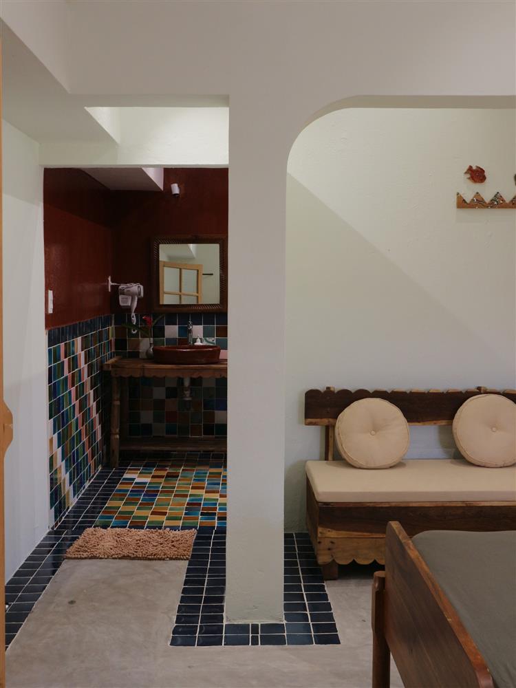 Cặp vợ chồng rời phố về làng chài ven biển Phú Yên, chi 1 tỷ đồng cải tạo ngôi nhà cổ: Dùng đất nung làm bồn rửa mặt, hô biến lớp ngói cổ thành bồn tắm-12