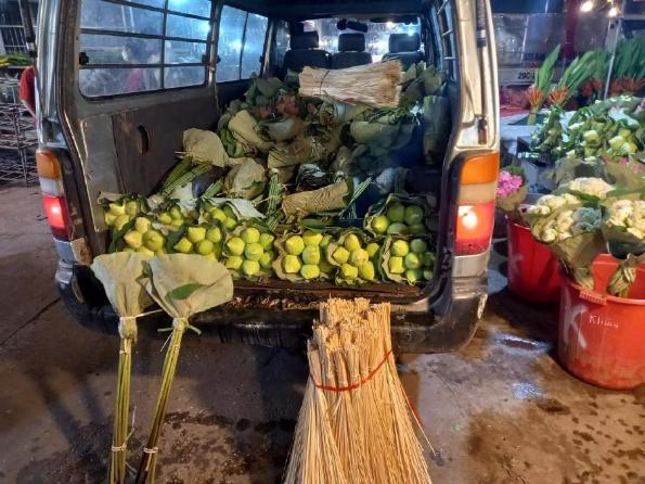 Hoa sen cuối mùa, chị em Hà thành tranh thủ mua về cắm chơi-2