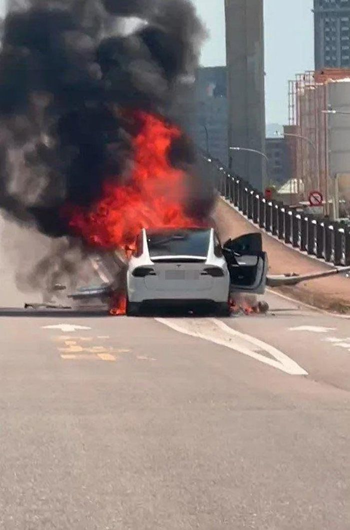 Lâm Chí Dĩnh và con trai gặp tai nạn giao thông, xe bốc cháy ngùn ngụt-3