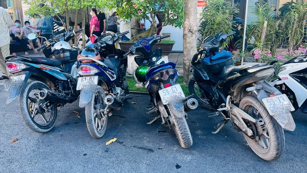 TP.HCM: Cưỡng đoạt tiền người đi đường, nhóm hiệp sĩ” tự xưng bị bắt-2