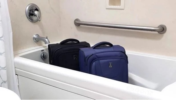 Vì sao phải đặt vali vào phòng tắm ngay khi nhận phòng khách sạn: Lợi ích lớn mà nhiều người không biết-1
