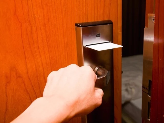 Vì sao phải đặt vali vào phòng tắm ngay khi nhận phòng khách sạn: Lợi ích lớn mà nhiều người không biết-3