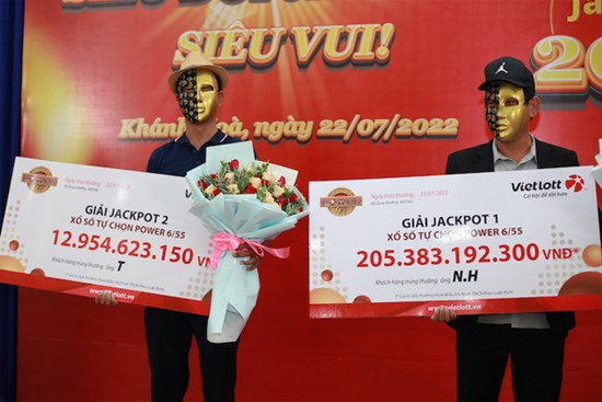Mua vé số từ ngày sinh của mẹ và vợ, hai doanh nhân trúng hơn 218 tỉ đồng