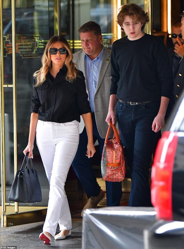 Quý tử út nhà Donald Trump xuất hiện trong đám tang vợ cũ của cha-1