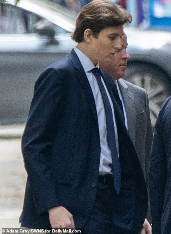 Quý tử út nhà Donald Trump xuất hiện trong đám tang vợ cũ của cha-2