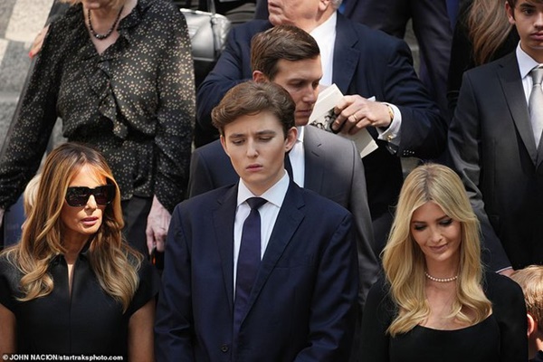 Quý tử út nhà Donald Trump xuất hiện trong đám tang vợ cũ của cha-4