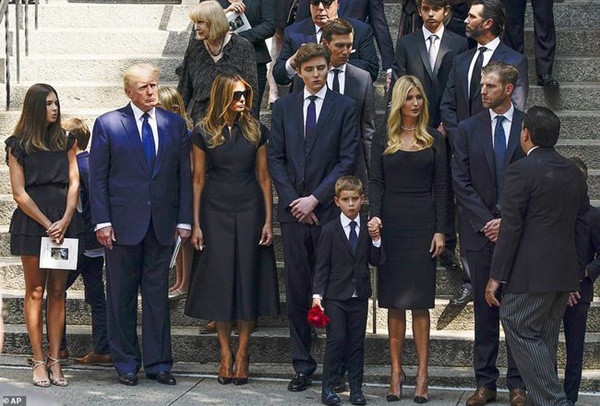 Quý tử út nhà Donald Trump xuất hiện trong đám tang vợ cũ của cha-5