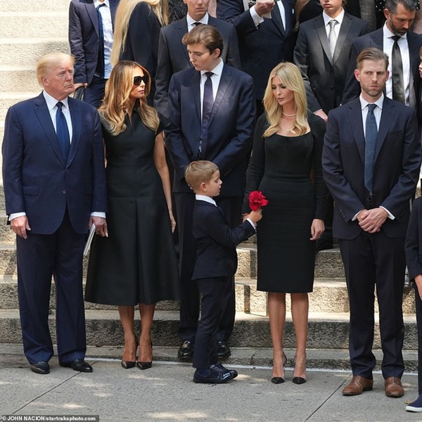 Quý tử út nhà Donald Trump xuất hiện trong đám tang vợ cũ của cha-6