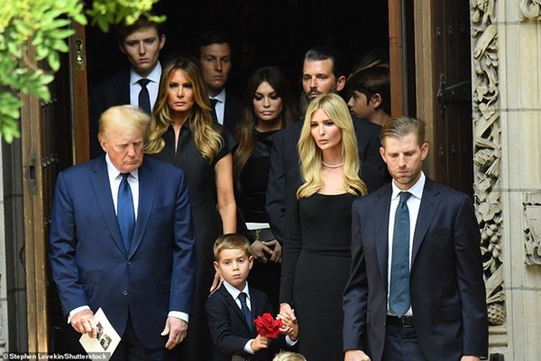 Quý tử út nhà Donald Trump xuất hiện trong đám tang vợ cũ của cha-8