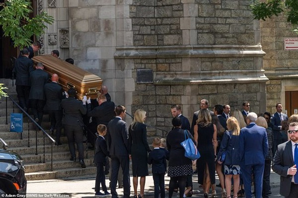 Quý tử út nhà Donald Trump xuất hiện trong đám tang vợ cũ của cha-9