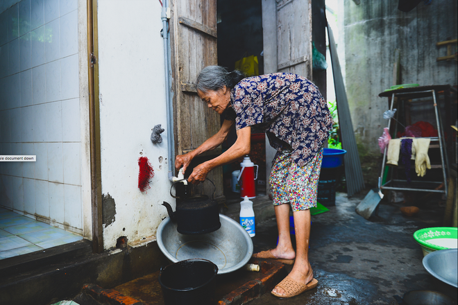 Con trai đang đi học bỗng mắc bệnh tâm thần, mẹ bị ung thư oằn mình kiếm tiền chăm nuôi-5