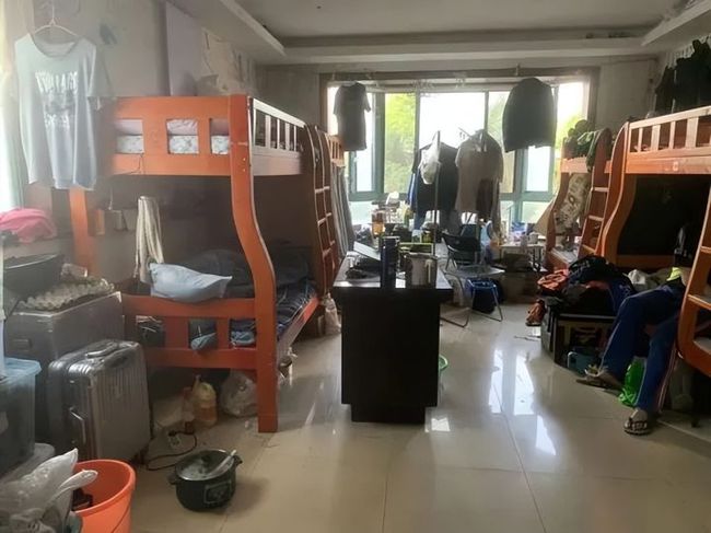 Căn phòng nhỏ của 22 người ở Thượng Hải vén màn cuộc sống của những số phận đang giằng co với đời-1