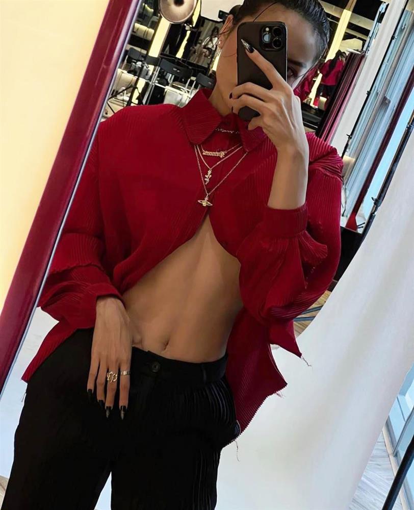 Hoa hậu Kỳ Duyên xử lý cao tay với mốt sơ mi buông cúc không phô phang-2