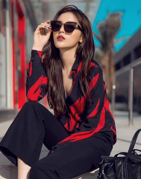 Hoa hậu Kỳ Duyên xử lý cao tay với mốt sơ mi buông cúc không phô phang-6