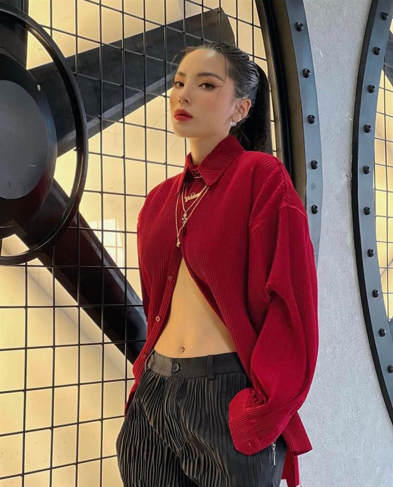 Hoa hậu Kỳ Duyên xử lý cao tay với mốt sơ mi buông cúc không phô phang-1