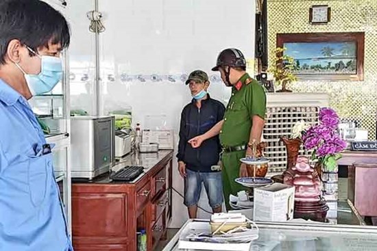 Vào cửa hàng vàng ép chủ tiệm mua cục đất