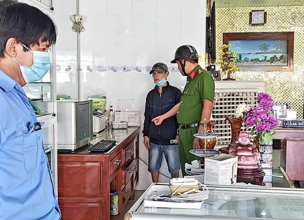 Vào cửa hàng vàng ép chủ tiệm mua cục đất-1