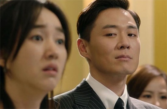 Chồng bị liệt tôi đề nghị ly hôn, lúc từ tòa ra anh để quên túi xách, tôi đuổi theo thì choáng vì nhìn thấy điều này