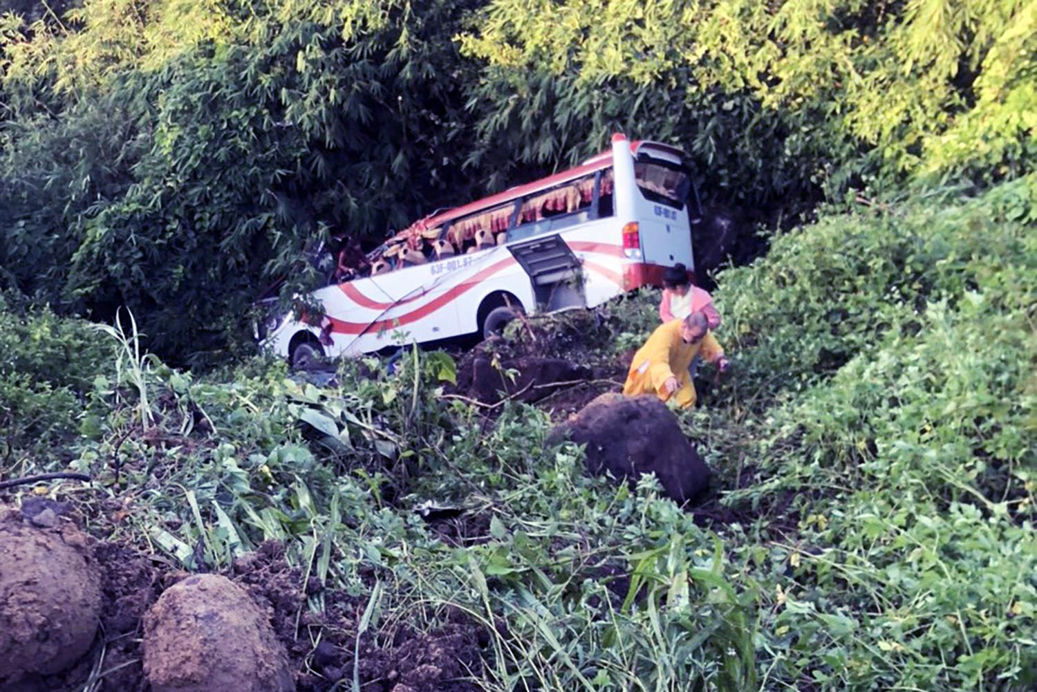 Xe khách chở nhiều trẻ em và phụ nữ lao xuống đèo-3