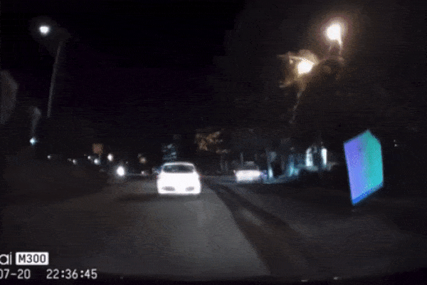 Clip: Thót tim với cảnh ô tô liên tục đánh võng, hàng loạt xe máy thoát hiểm