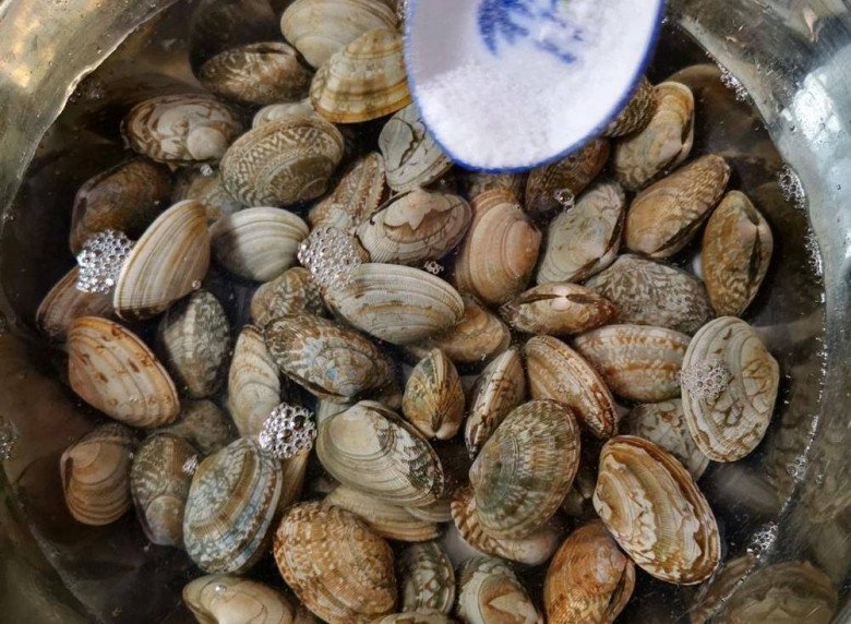 Ngao mua về ngâm với nước này chỉ 10 phút là sạch không còn một hạt cát-2