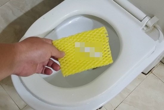 Đặt một tấm lưới bọc trái cây trong phòng tắm cực kỳ thông minh, biết lý do, ai cũng muốn cất ngay để dùng