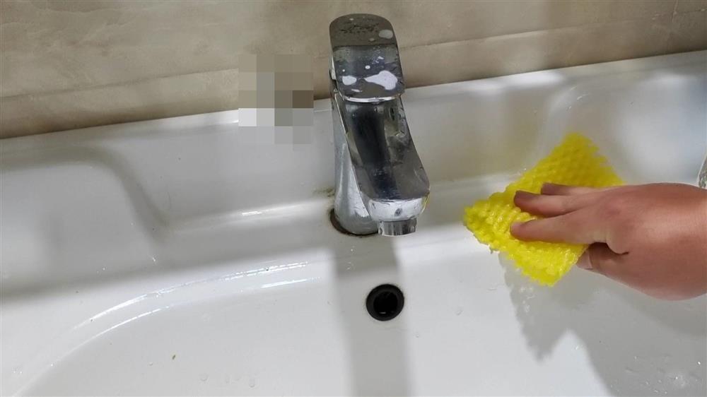 Đặt một tấm lưới bọc&nbsp;trái cây trong phòng tắm cực kỳ thông minh, biết lý do, ai cũng muốn cất ngay để dùng-2