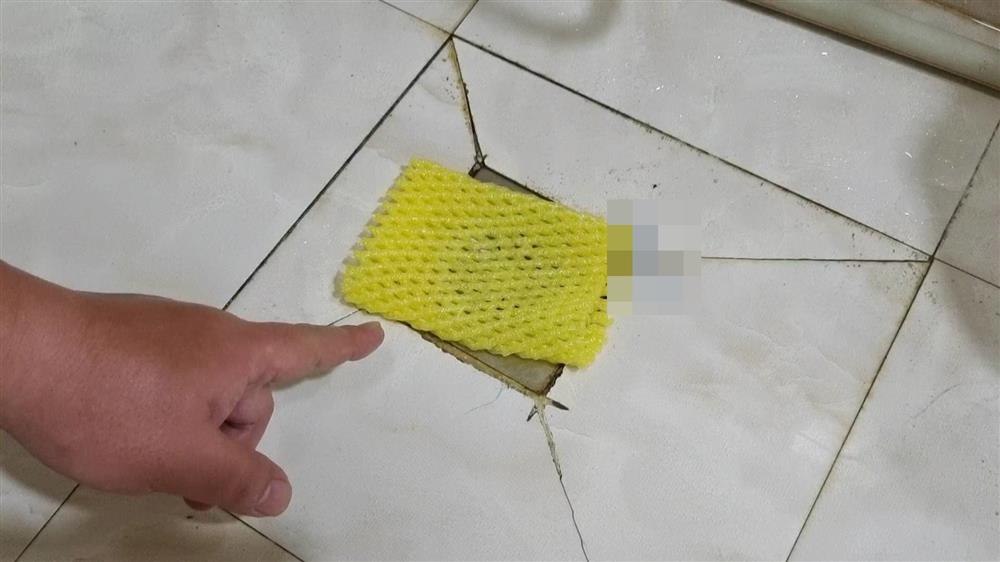 Đặt một tấm lưới bọc&nbsp;trái cây trong phòng tắm cực kỳ thông minh, biết lý do, ai cũng muốn cất ngay để dùng-5