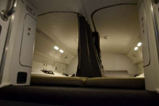 Bên trong phòng ngủ bí mật của phi công trên các chuyến bay dài: Thoải mái chẳng kém gì một số khoang hạng nhất!-2