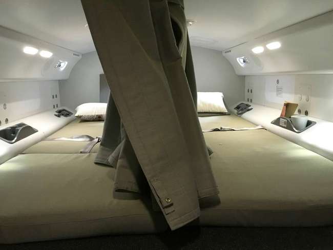 Bên trong phòng ngủ bí mật của phi công trên các chuyến bay dài: Thoải mái chẳng kém gì một số khoang hạng nhất!-6