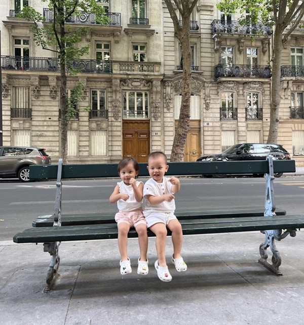 Nhóc tỳ sao Việt đi nước ngoài nghỉ hè: Hà Anh - Hà Hồ đưa con về quê chồng, 1 ái nữ được vi vu Châu Âu-4